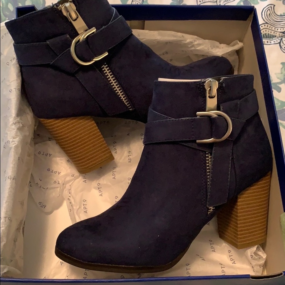 Women’s size 8 APT .9 Navy Blue Booties w/heel